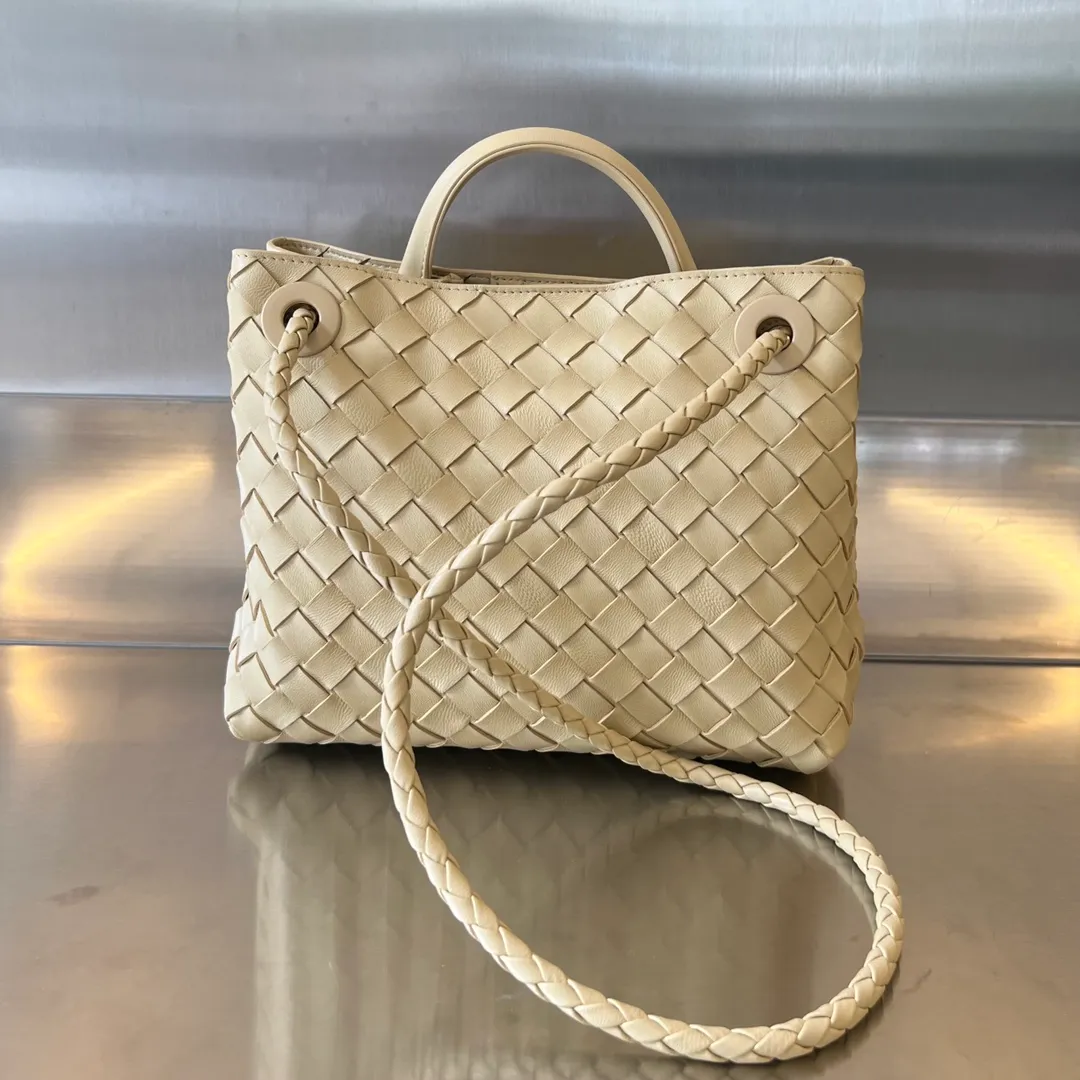 Batch 1860 #Bottega Veneta 2023 spring and summer new Andiamo handbags. Many stars have the same style 🎈 743568. Classic full-body leather weaving with golden knot buckle. Stable enough yet chic enough [satisfied] The whole body is made of Nappa sheep leather. Comfortable, soft and dynamic. The sliding metal knot buckle can adjust the shoulder strap, single shoulder/handbag/crossbody. Multiple carrying methods. Large capacity of the bag. Suitable for commuting/daily use/traveling. This bag is divided into small/medium/large sizes. There is always one that suits you. Then take me with you🎀🎀 Size: 25x22x10.5 p2640
